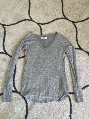 Abercrombie & Fitch Gray V-Neck Long Sleeve Top (soft/cozy)